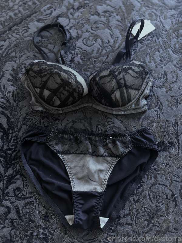 i’m cosplaying tomorrow (guess who) but which lingerie shoul..