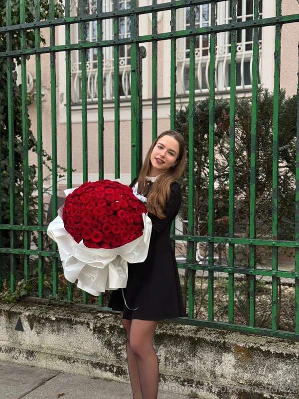 Red roses - are they about passion or romance? Which would y.. 1