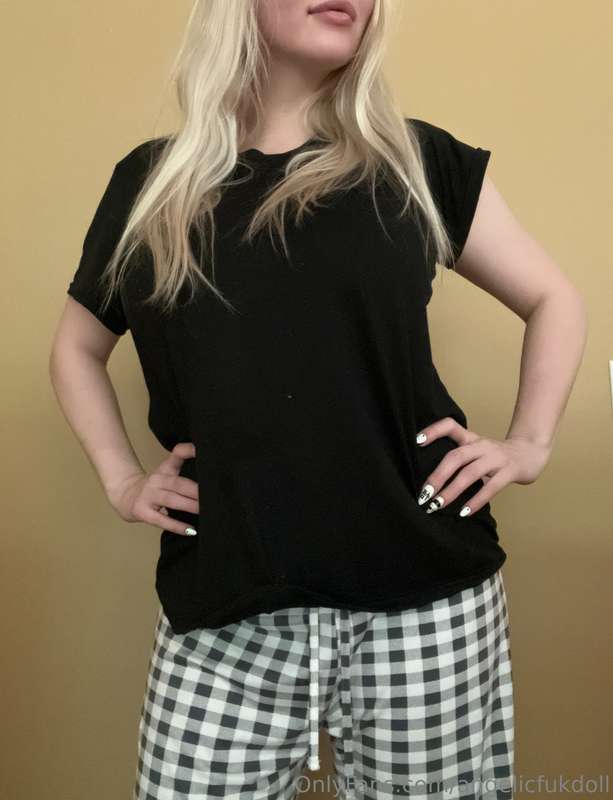 Swipe to see what’s under my comfy clothes 😉💕