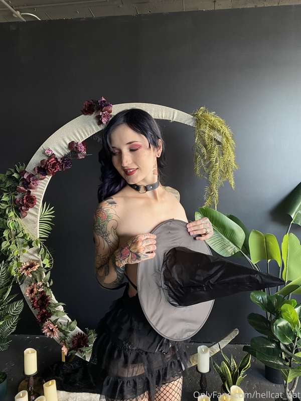 Behind the scenes from today’s witchy pin up shoot 🎃 do you .. 5