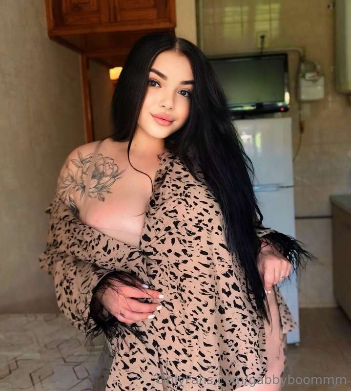 Tiny babe @mi1ana home alone and bored now🔥  She wants to sh..