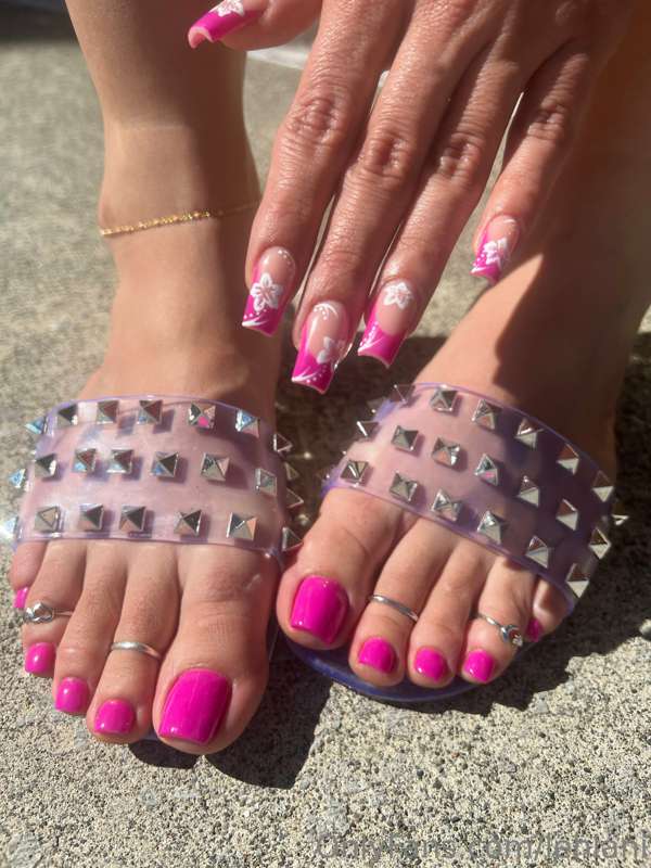 I can’t get over how sexy these sandals are 😈💕 2