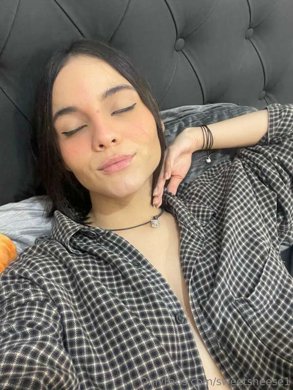 Mornings starts better with kisses and good music 🥰