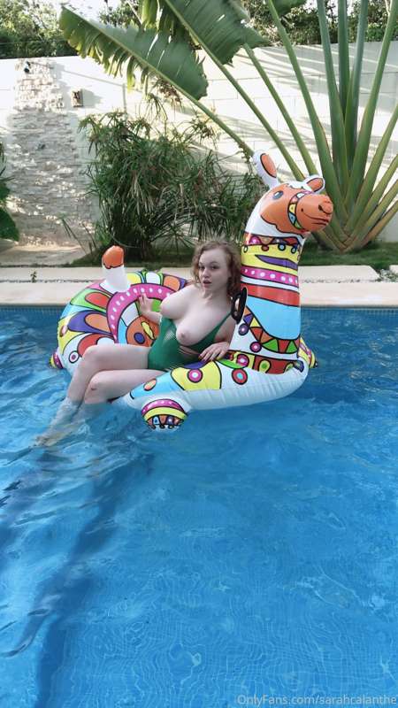 [7 pics] Wanna join my pool party? 😏 7