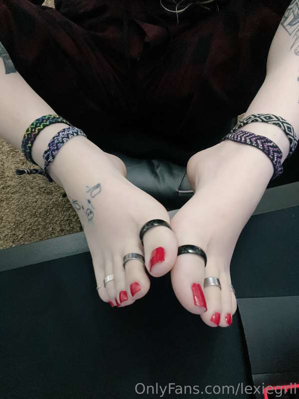 I repainted my toes today! This is the second time I’ve ever.. 5