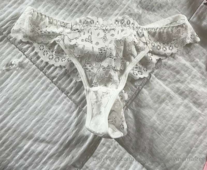 Une autre belle séance avec mes dessous en dentelles blanche..