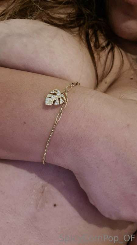 Vestita solo di oro e Swarovski queste sono le coccole che v..