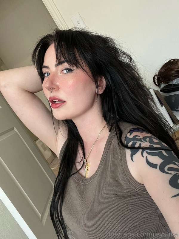 Kinda want someone to pull my hair 🥴 any volunteers?