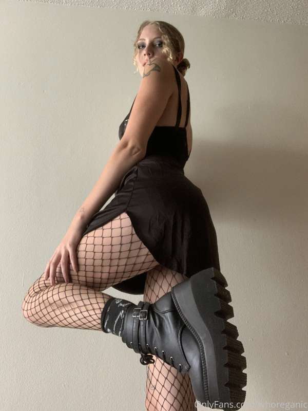 6 foot 5 in my boots. Happy to curb stomp anyone who needs i..