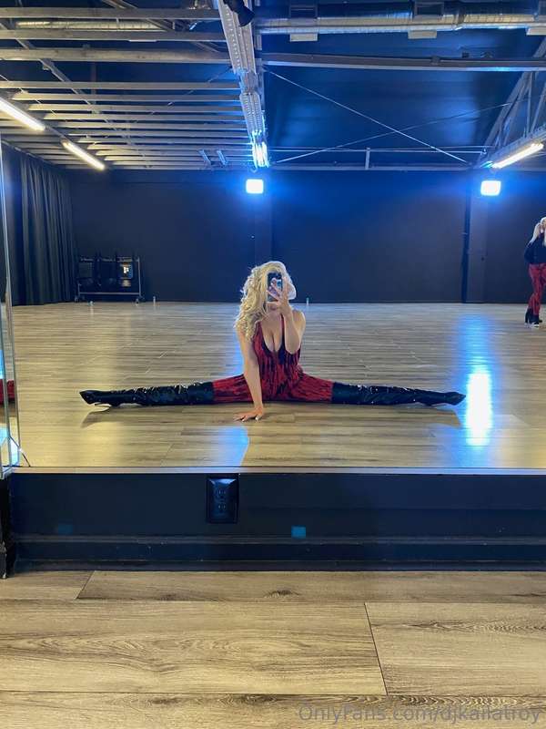 Who is still up ? I think I need to dance for sum1 😈😍