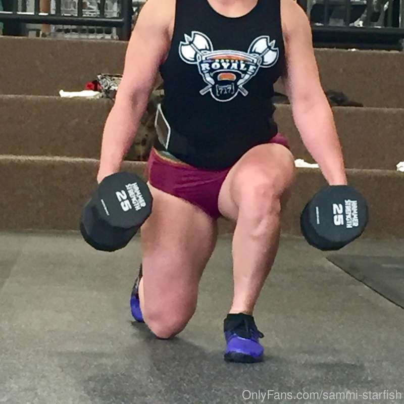 Some dumbbell lunges for the booty gains. Everytime I wear s.. 9