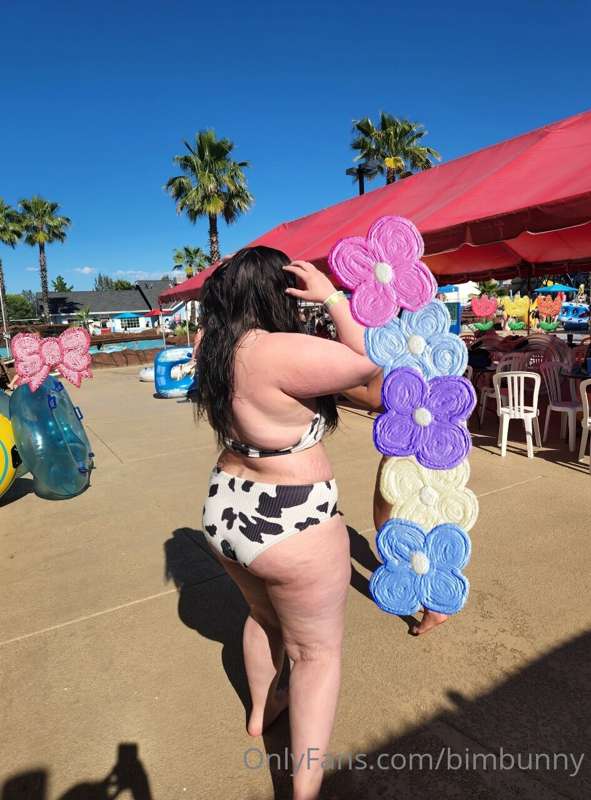 this pic of me at a pool is pretty cool 💕 I love seeing my c..