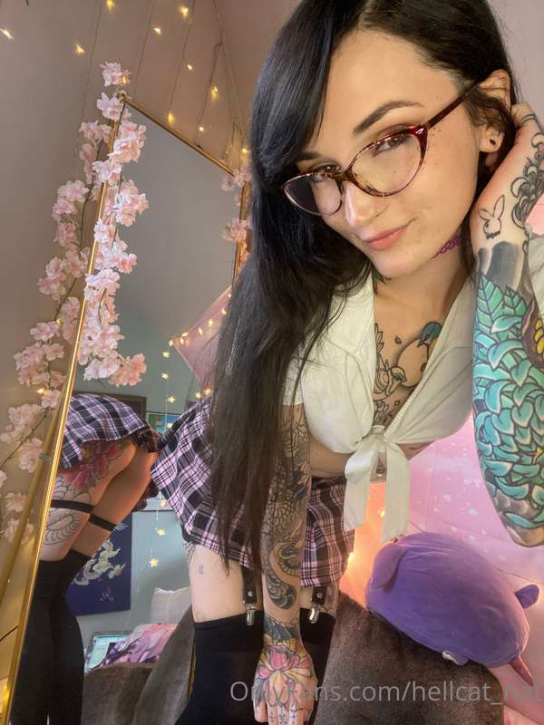 Todays outfit 📚💕 I don’t always wear my glasses when I take .. 9