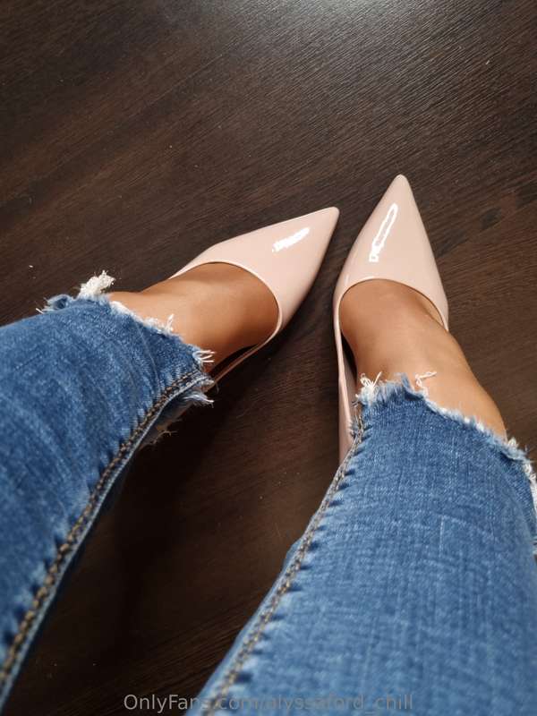jeans, pantyhose and heels 😍