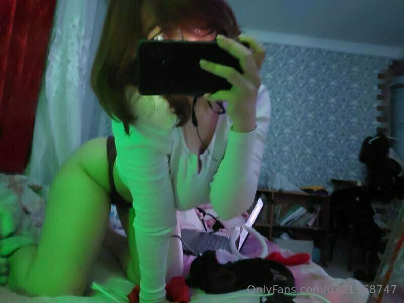 ⋆ ˚｡⋆୨୧˚ I just want to watch anime with you and lie in bed ..