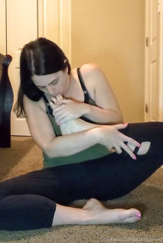 Here's the pic for the Pink Toes Self-worship video I just u..
