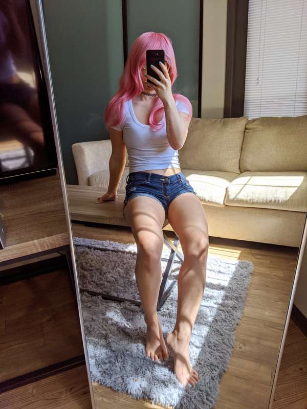 A mild tease in my shortest jean shorts, plus a few cute toe.. 9