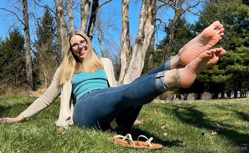 Full set of jeans and flip flops in the park with a short [1..