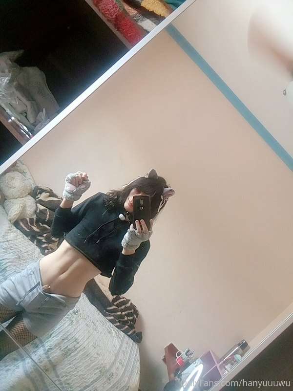meow meow, im smal >. 8