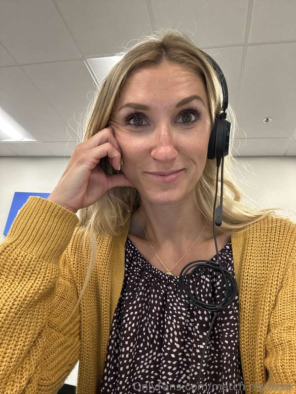 Does this headset make me look fat!? 😜 First day of orientat..