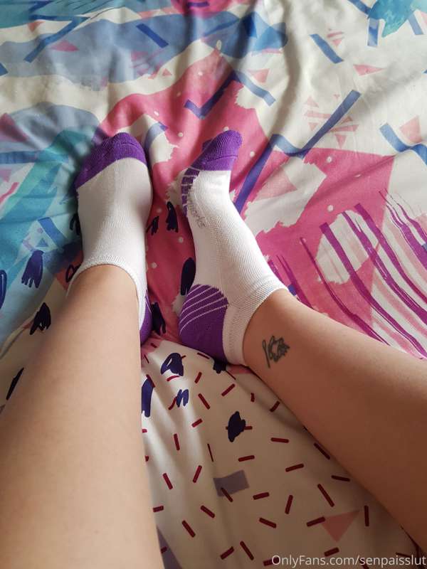Do you like watching me take off my sports socks? 🙈 I bet yo..
