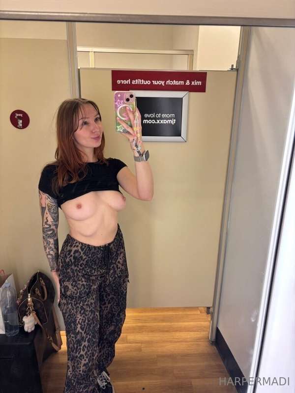 titty pics at the mall :)