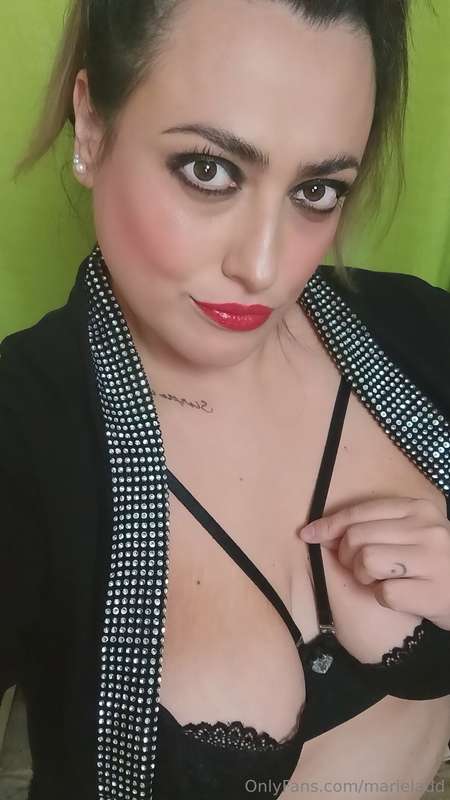 Waiting for someone to pull my hair, will it be you? 🤭💦