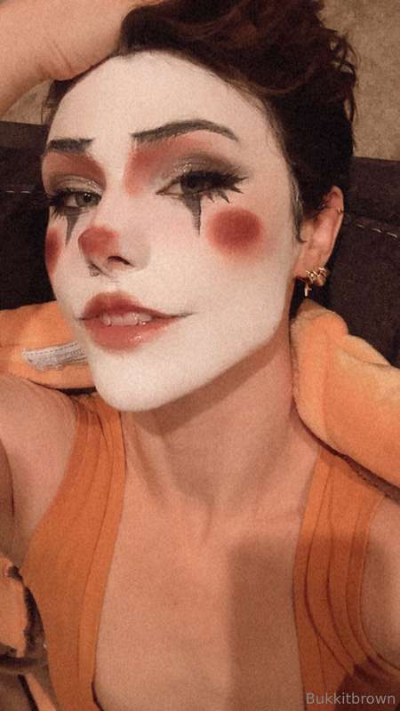 Sometimes i take off a cosplay and just vibe with the leftov.. 4
