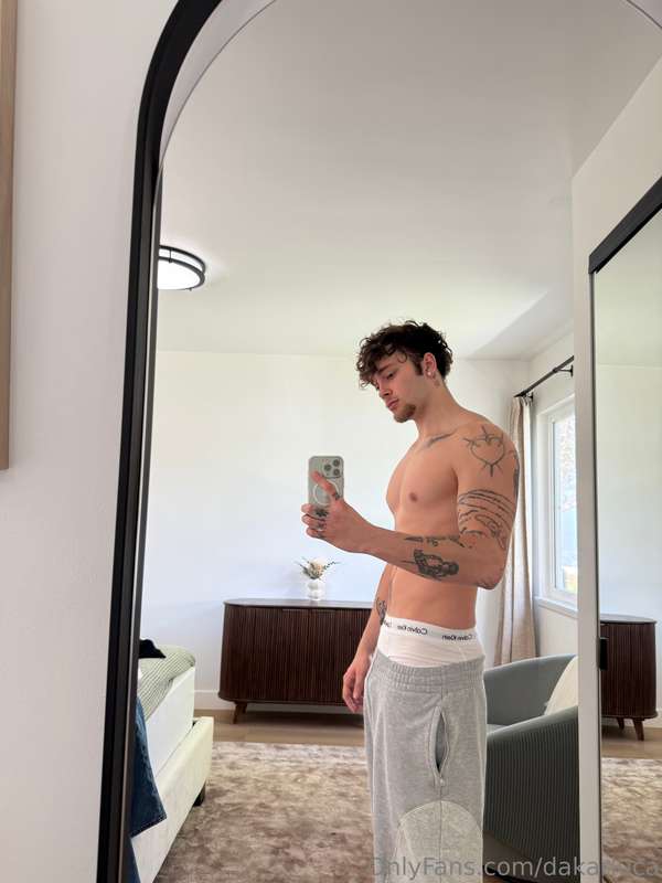 getting tired carrying around this heavy load all day 🥱 1