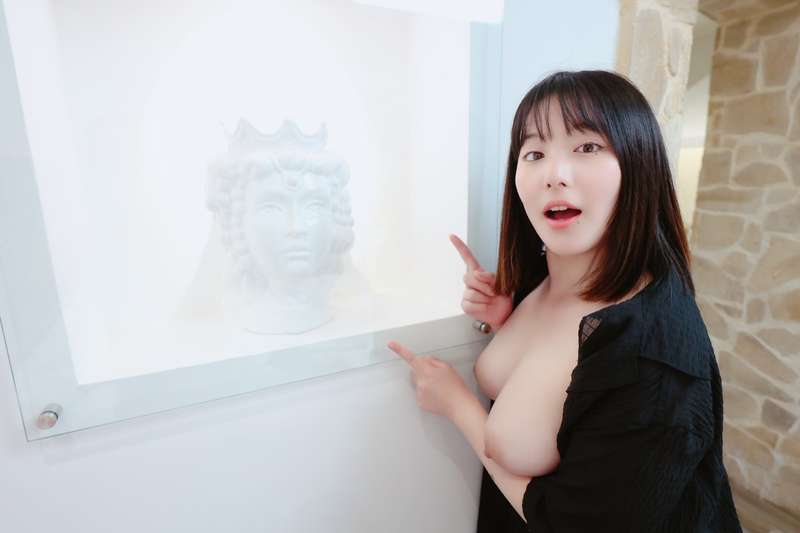 look at this statue! ..are you looking at my boobs?😆😆 3