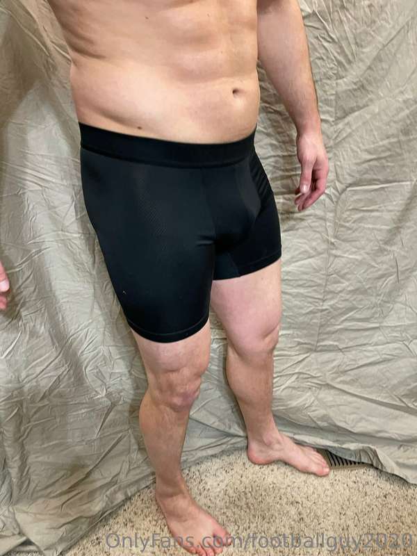 don't you just wanna suck on his amazing nipples!