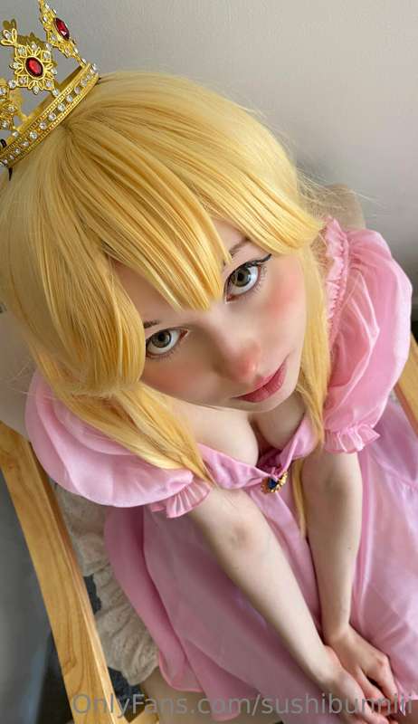 You got a notification! It's some photos from Princess Peach.. 8