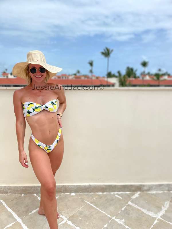**Bikini of the day!** ☀️👙
With a little bikini bottom peel ..