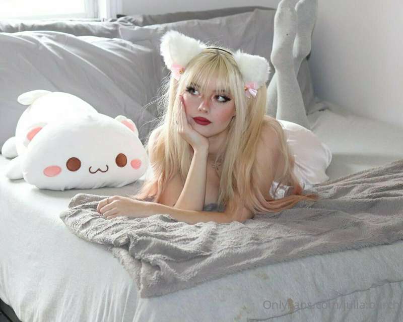 Wanna play league of legends with me? 🥺💕 4