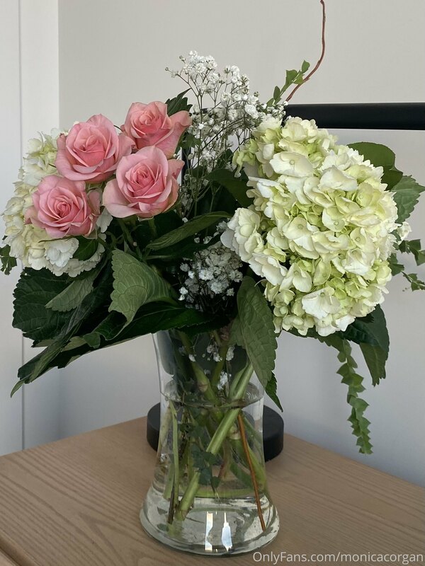 Hi babe ? Leave a tip under this photo for me to buy flowers.. 2