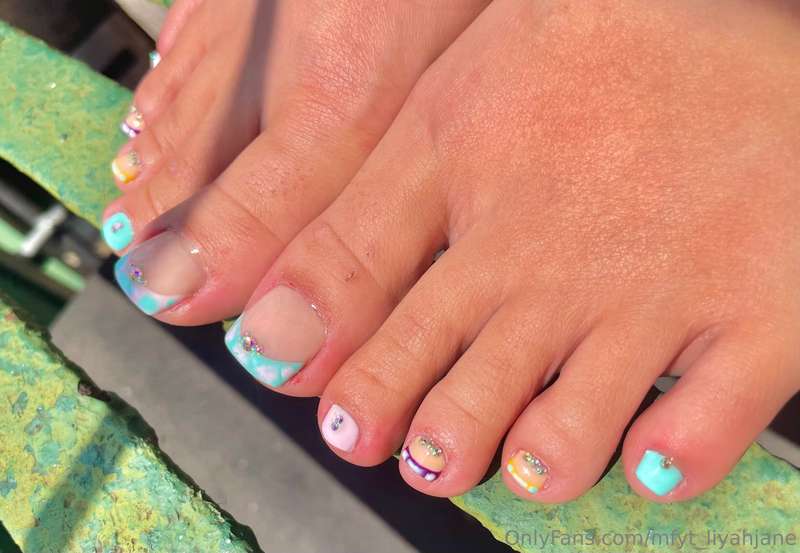 You wanna see me milk him with this new pedi? 😈 7
