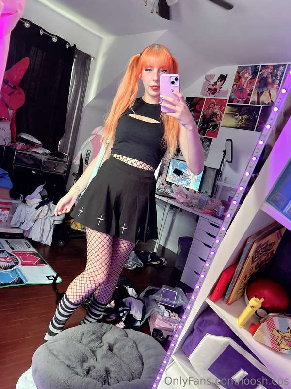 Going to a concert tonight, how do you like my outfit? 💖  PS..