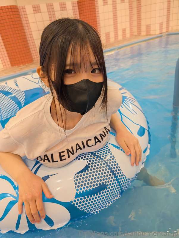 【乳首ぷっくり濡れT写真】季節はずれのプール遊び🛟💦いつもお部屋でtiktokを撮ってたのでたまには違う背景で撮りたくて..
