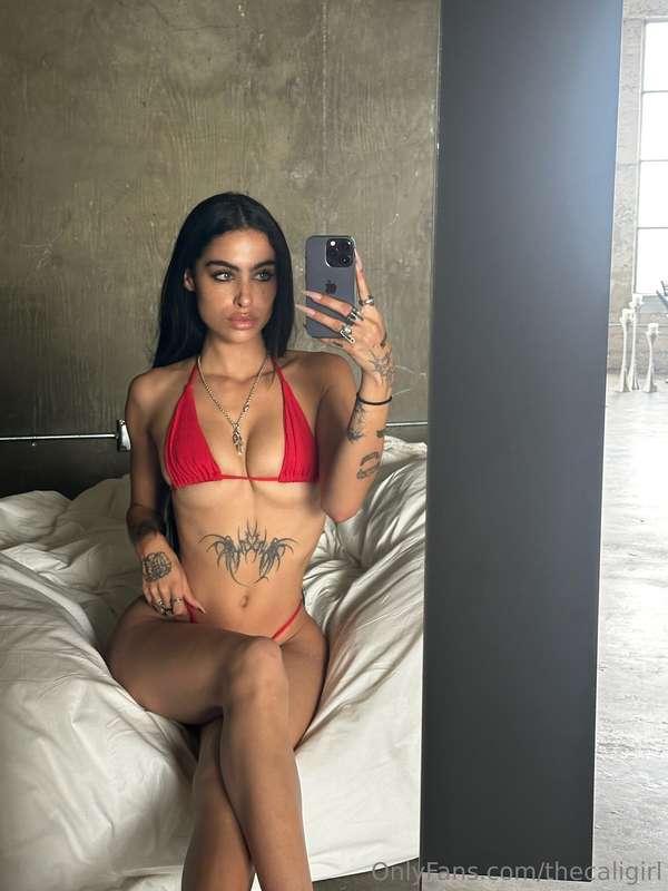 Looking for sexy new sets? DM me with 🔥 for my exclusive lin..