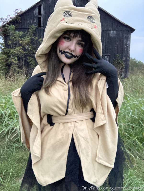 A wild mimikyu has appeared! What will you do? 🖤 27