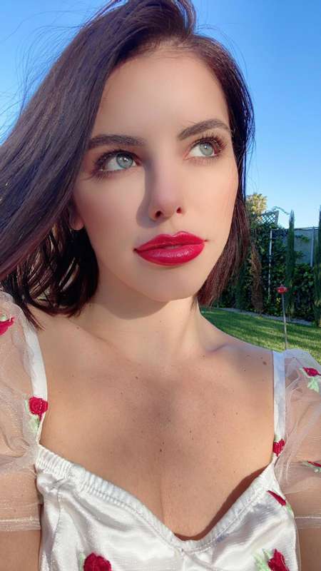 Hey guys! I'll be ***LIVE on Twitch today @ 2pm PST*** 🎮 

C..