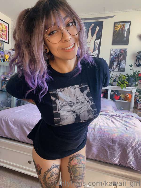 Big shirts & no panties are my go to fit for lounge days 💕✨
.. 3