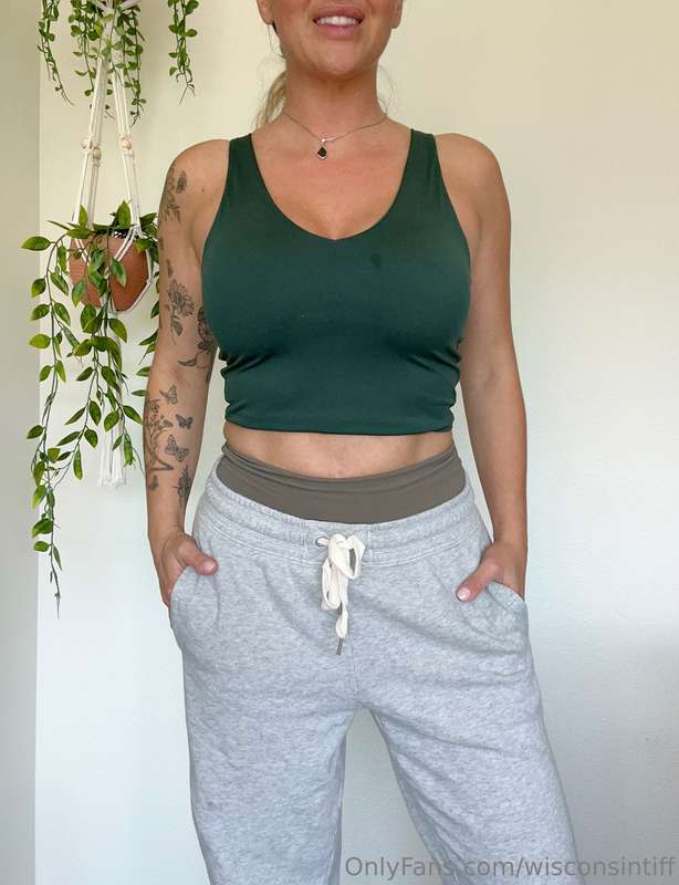 Swipe to see boobs, what I wore to the gym today