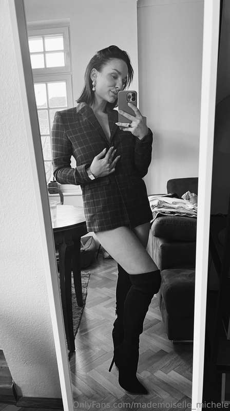 Guten Abend 🖤 Willst du sehen was ich unter meinem Blazer tr..