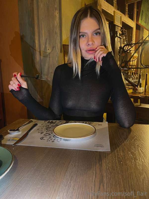 Enjoying a cozy evening at a Georgian restaurant 🍷🍴 