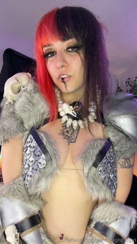 I’m ready to pillage and ride you 😏  How cool is this cospla.. 15