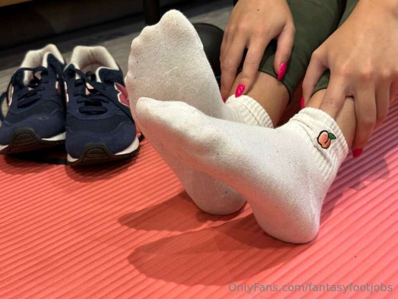 I love making custom videos and sending you my sweaty socks .. 1