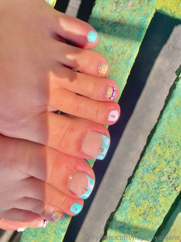 You wanna see me milk him with this new pedi? 😈 8