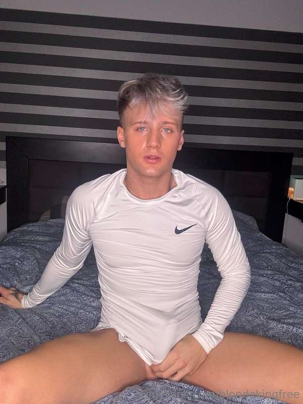 This twinkie boy @blondeking21 is the REAL KING of cumshot 🥵..