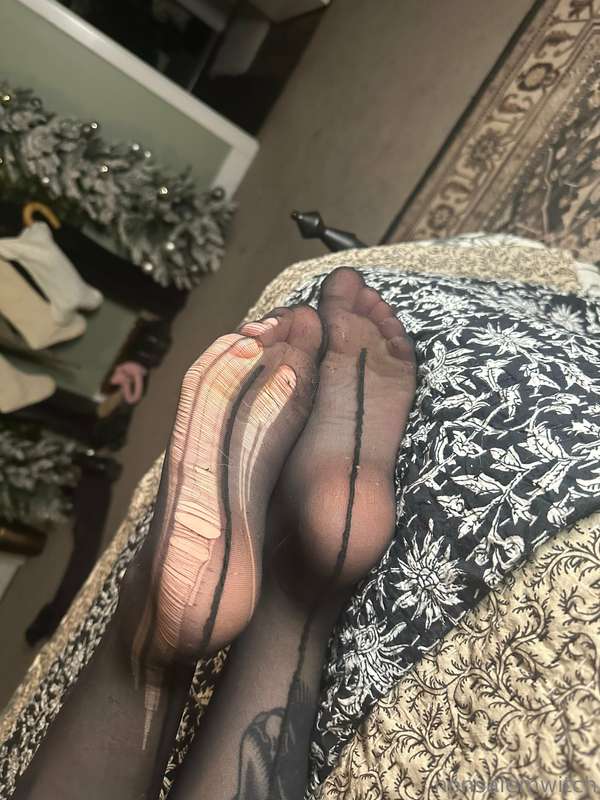 needing a little slut to lick my soles 1